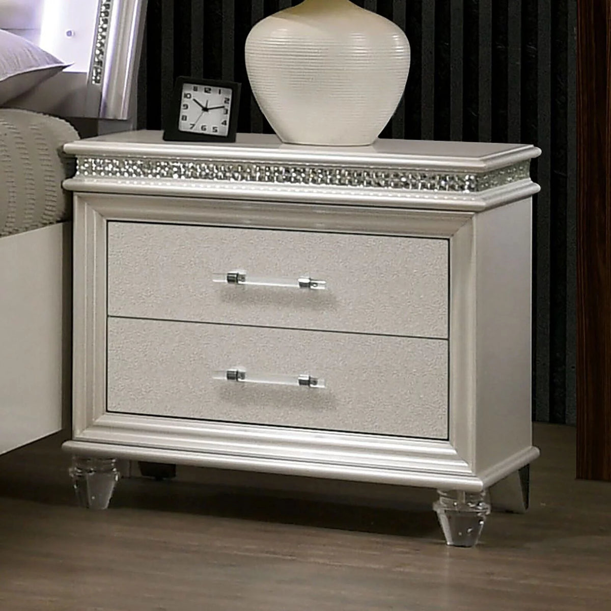 Pearl White 4pc Queen Size Bedroom Set Dresser Mirror Nightstand F472